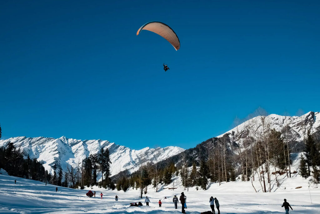 Breathtaking view of Manali snow-capped mountains, lush green valleys, and serene landscapes – a perfect escape with the Exclusive Manali tour.