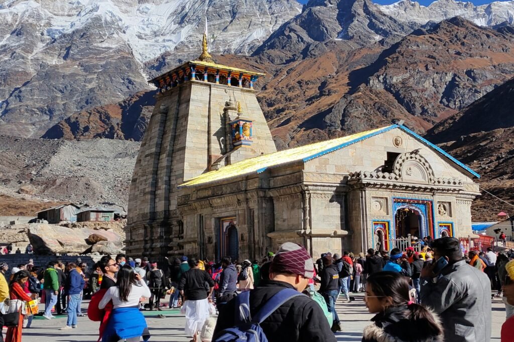 Kedarnath temple snow mountains view